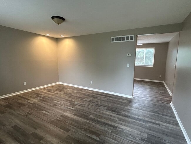 Building Photo - 3 Bedroom House