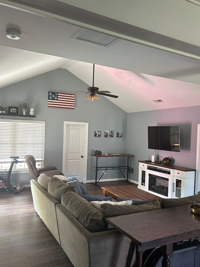 Building Photo - 4 BD/2 BA in Pine Meadows - 1/2 acre fence...