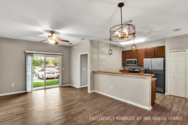 Foto del edificio - 6935 Ortega Woods Dr
