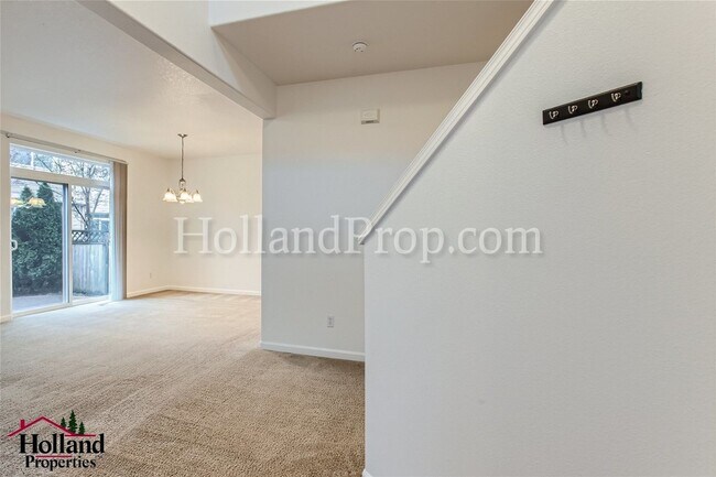 Building Photo - Beautiful Two-Level Hillsboro Home in Wond...
