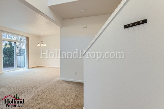 Foto del edificio - Beautiful Two-Level Hillsboro Home in Wond...