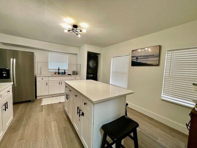 Building Photo - 3 Bedroom 2 Bath House in the Heart of Wes...