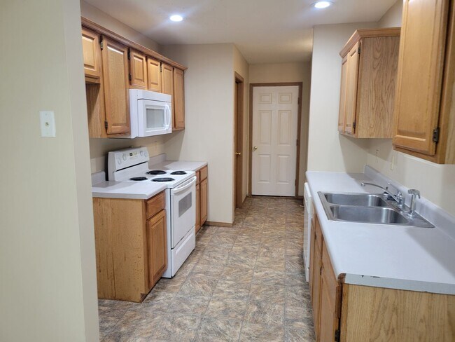 Foto del edificio - 3 Bedroom 2 Bath Close To Missouri State University $1295