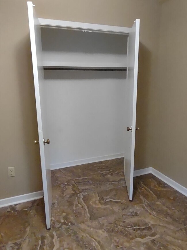 Foto del edificio - 1695 Ravenwood Ln