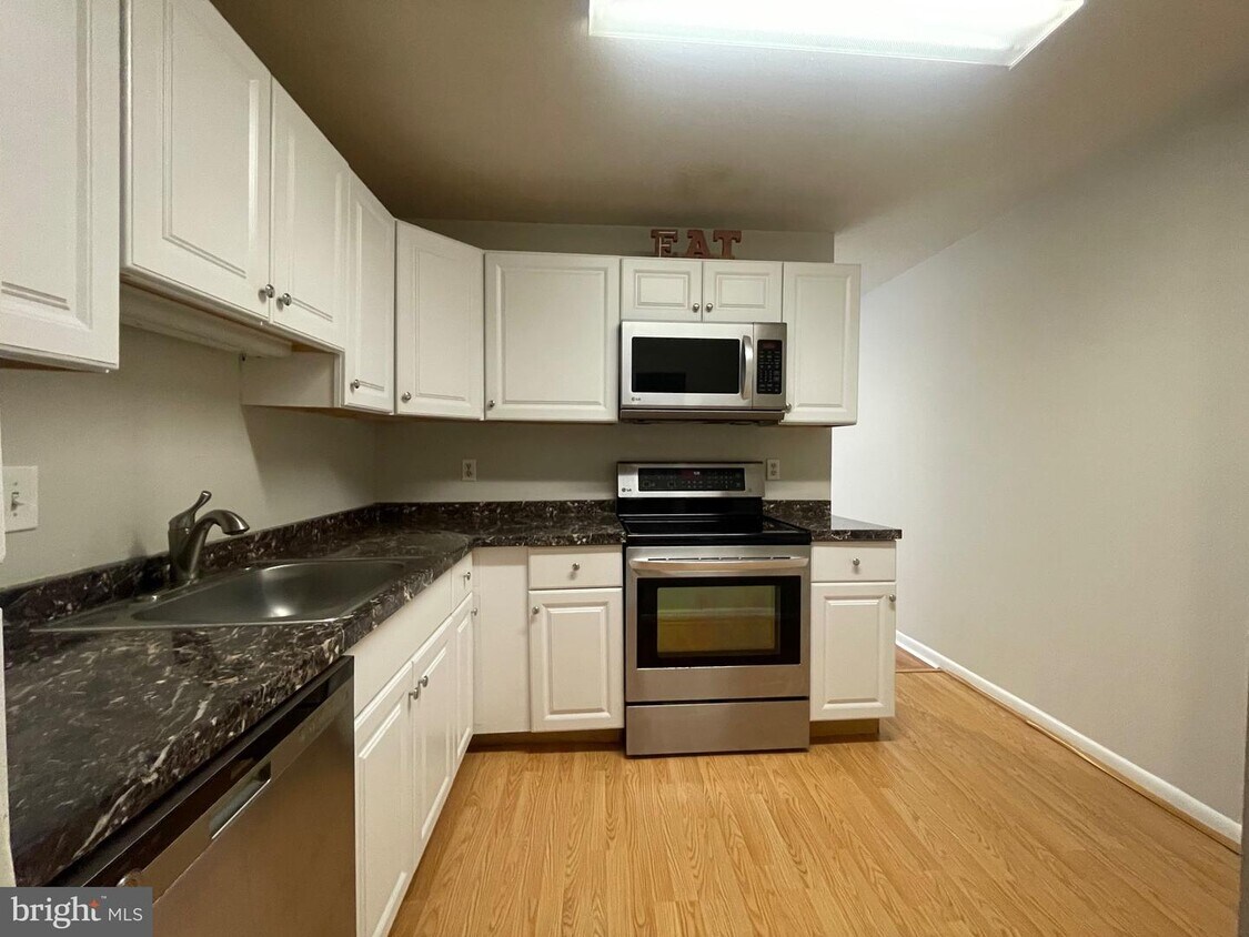 617 Center St Unit 104, Herndon, VA 20170 Room for Rent in Herndon
