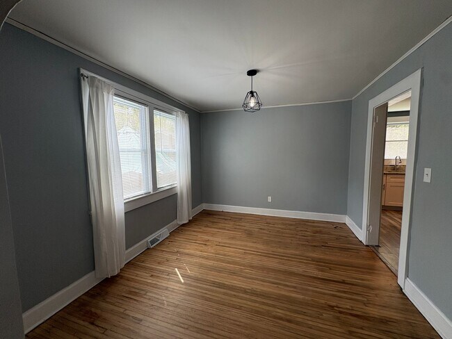 Foto del edificio - Charming 2/2 With Fenced In Backyard Move In Ready Now!