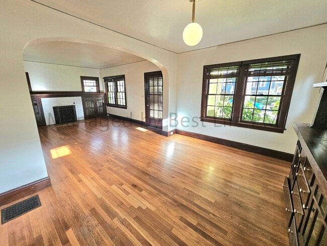 Building Photo - 223 NE 62nd Ave