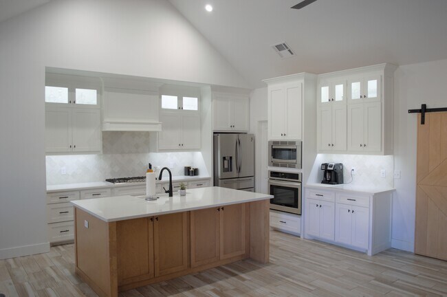 Kitchen with vaulted beam ceiling - 12340 Memory Ln