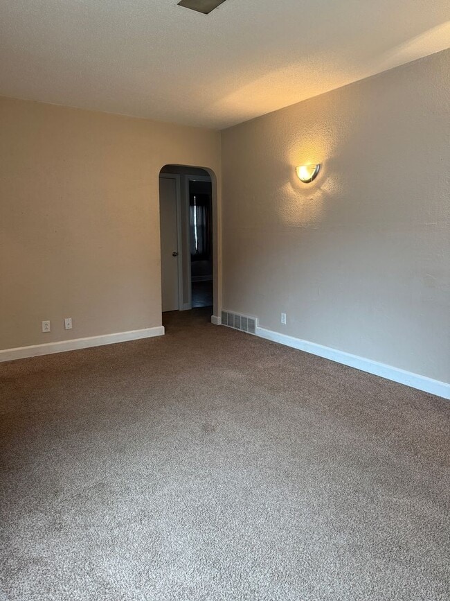 Building Photo - 3 Bedroom 1.5 Bath / House