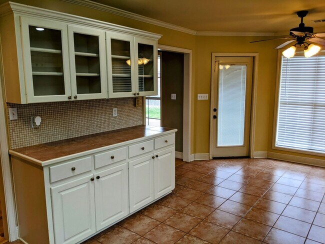 Building Photo - Spacious 3/2 home in a Convenient Location!