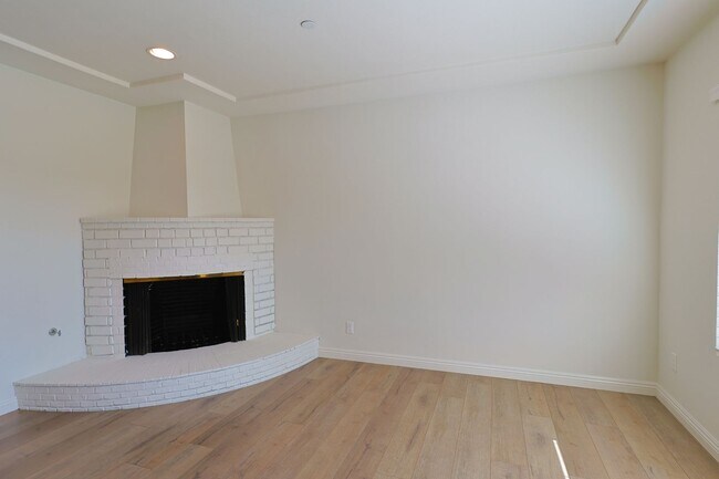 Building Photo - Amazing 4-bedroom + 3-bathroom house in Ma...