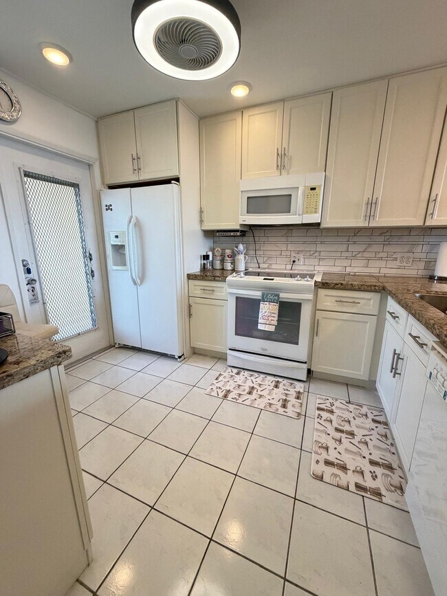 Building Photo - 3051 N Course Dr