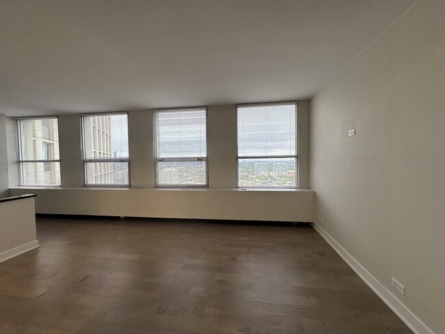 Foto del edificio - 2626 N Lakeview Ave