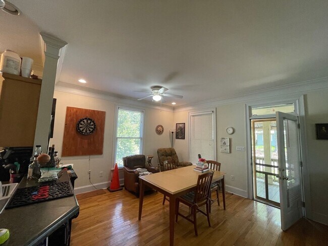 Building Photo - Normaltown Three Bedroom