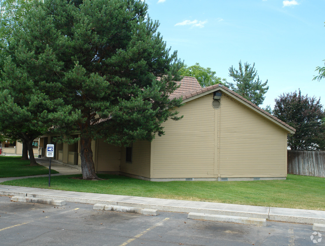 Building Photo - Wildwood Apartments