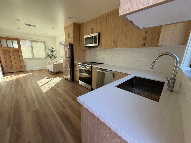 Foto del edificio - 6111 Strickland Ave