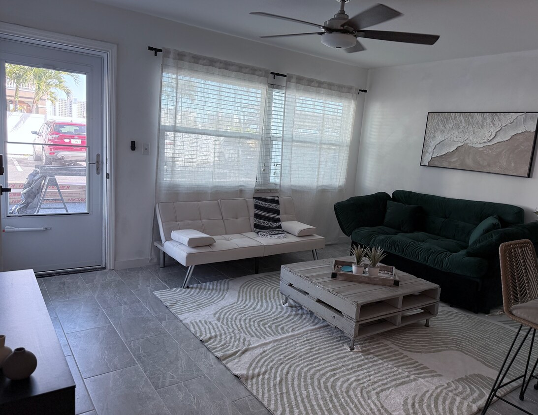 Primary Photo - 8615 E Bay Dr