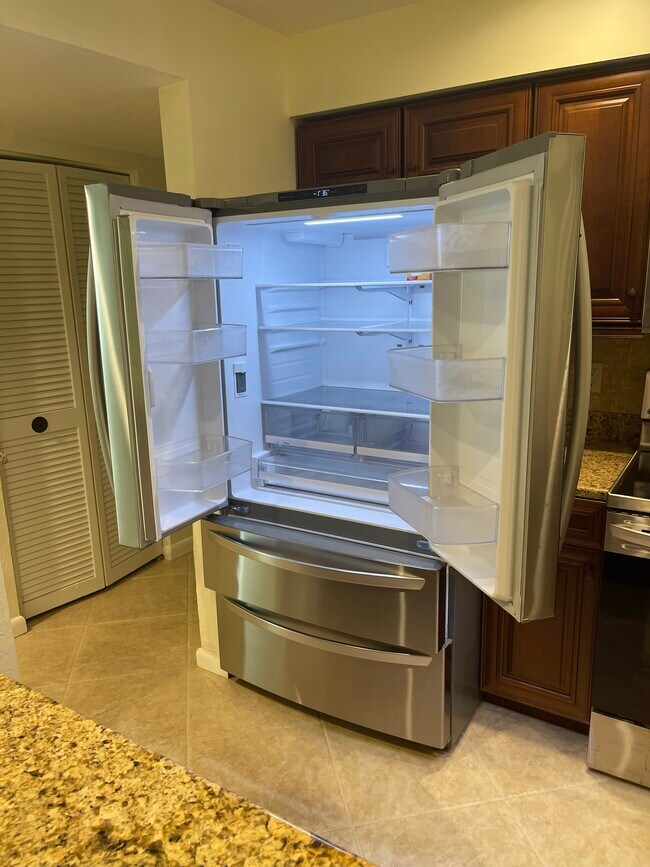 Refrigerador nuevo - 3850 Estero Bay Ln