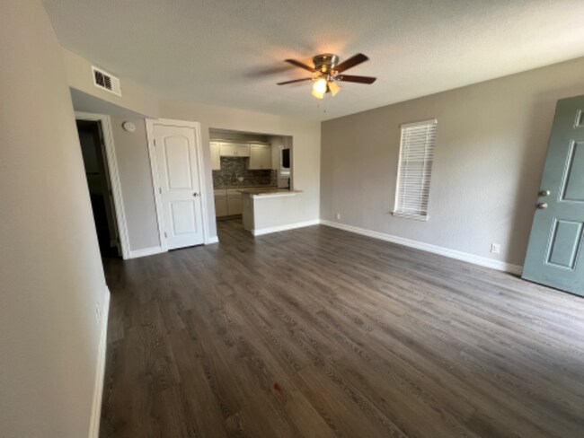 Foto del edificio - 1232 E Live Oak Rd