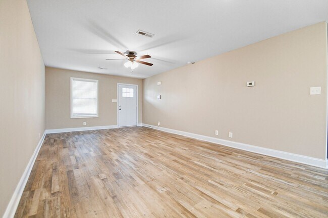 Building Photo - Pet Friendly Three Bedroom!