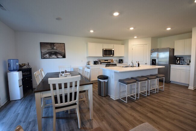 Building Photo - Five Bedroom Home in Greenfield for Rent