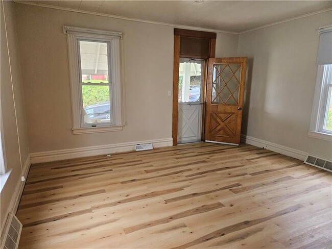 Building Photo - 302 American Ave
