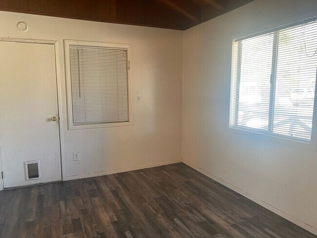 Building Photo - Cozy, pet friendly home up in the mountain!