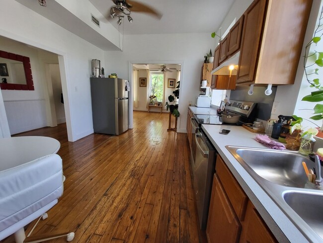 Building Photo - 228 W Broad St