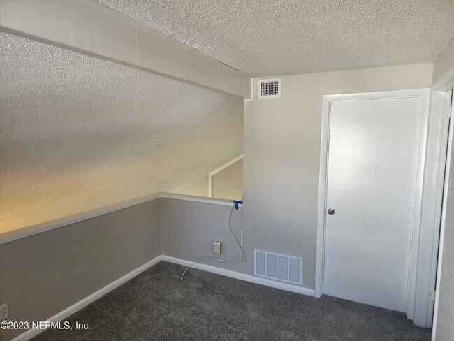 Building Photo - 1226 Pioneer Dr