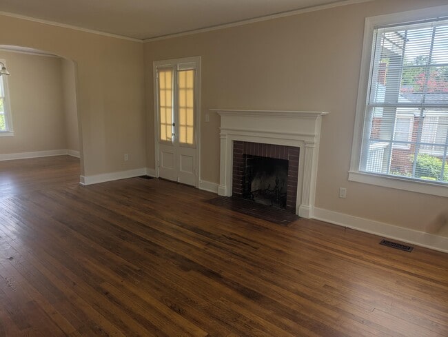 Building Photo - 1449 Troupe St