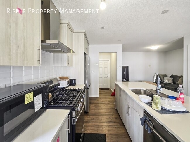 Photo du bâtiment - SPACIOUS 3-BED, 2.5-BATH TOWNHOUSE | DOUBLE GARAGE | PET FRIENDLY