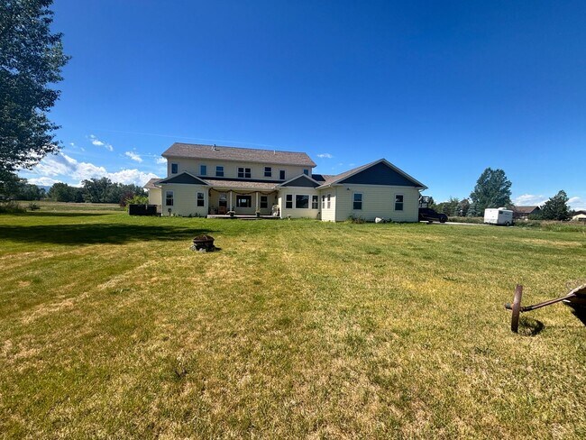 Building Photo - Beautiful 4B/3B home on acreage with mountain views