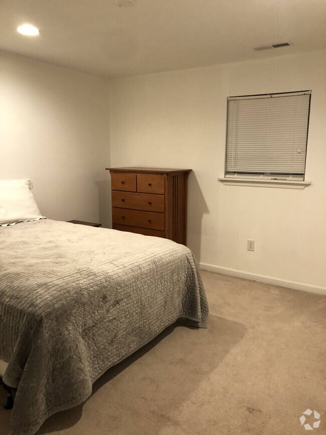 Large spacious bedroom nightstands lamps closet organizer included - 22572 Dunleigh Dr