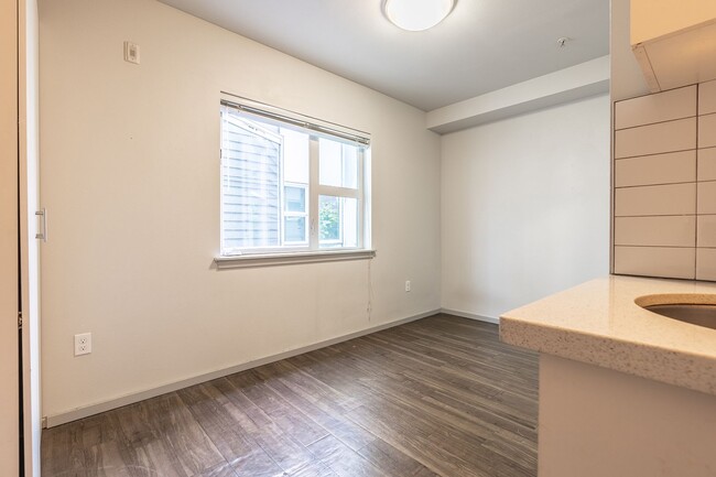 Interior Photo - 422 11th Ave - Amazing Remodeled Studios!