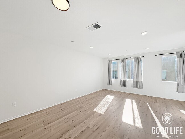 Foto del edificio - Luxury 3-Level 4BR Home | 1,696 Sq Ft | New Build San Diego Living