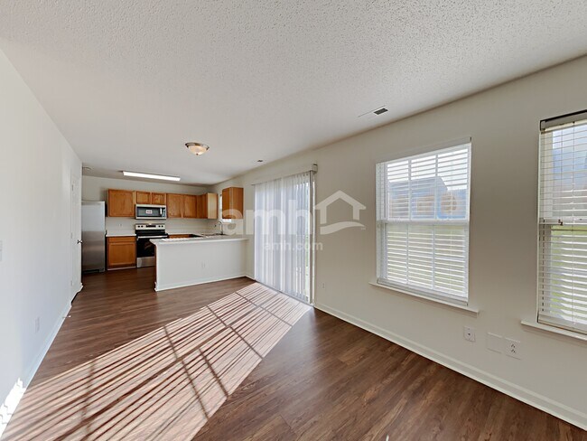 Foto del edificio - 8017 Wesley Farm Dr