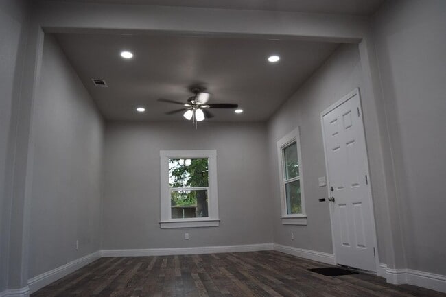 Building Photo - 2601 N Thorne Ave