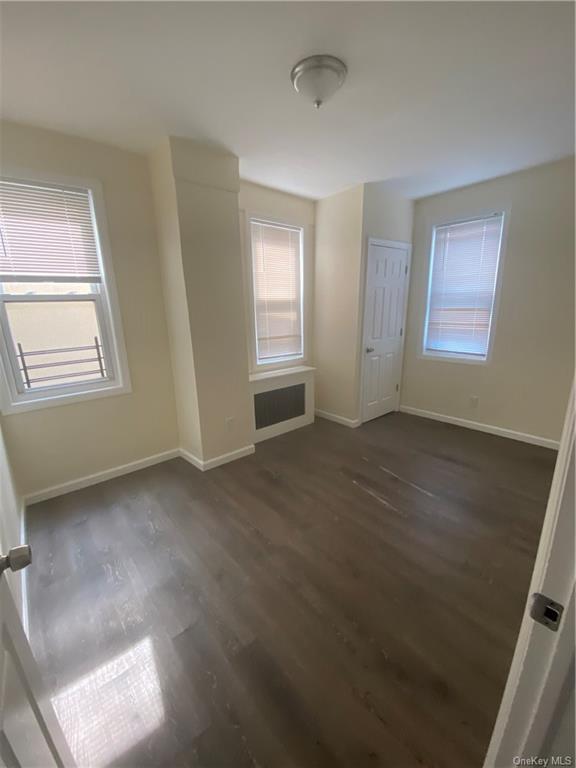 Foto del edificio - 301 E 3rd St