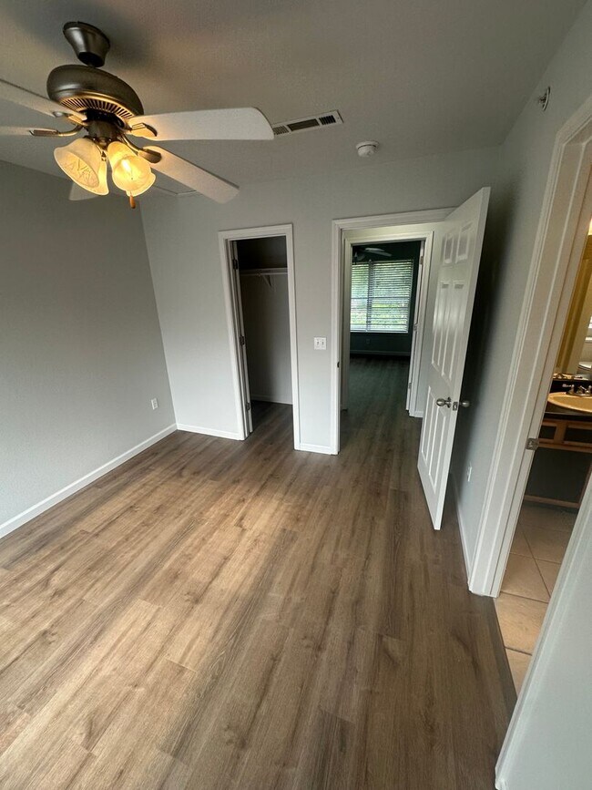 Building Photo - School Year Lease! 2 Bedroom, 2.5 Bathroom Townhouse near University of Arkansas - 1x Car Garage ...