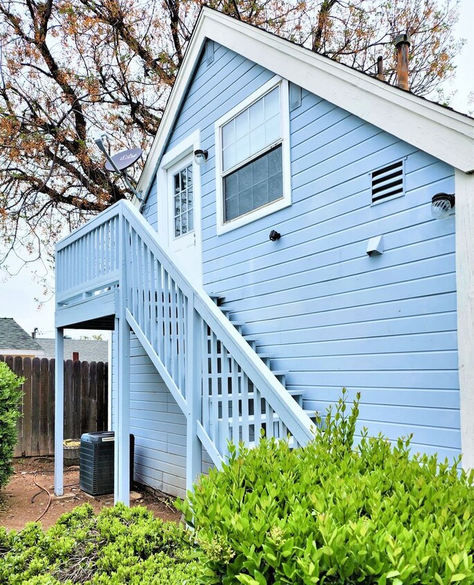 Foto principal - Lake Elsinore, 1 BR, 1 BA, Upstrs Apartmen...