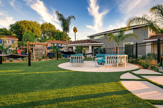 Building Photo - 624 S Glendora Ave