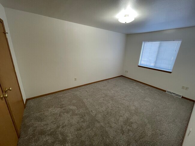 Building Photo - 148 Sater St