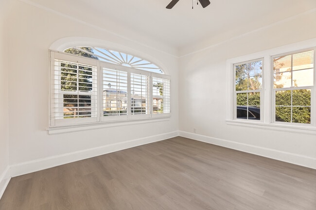 Foto del edificio - 6250 S Van Ness Ave