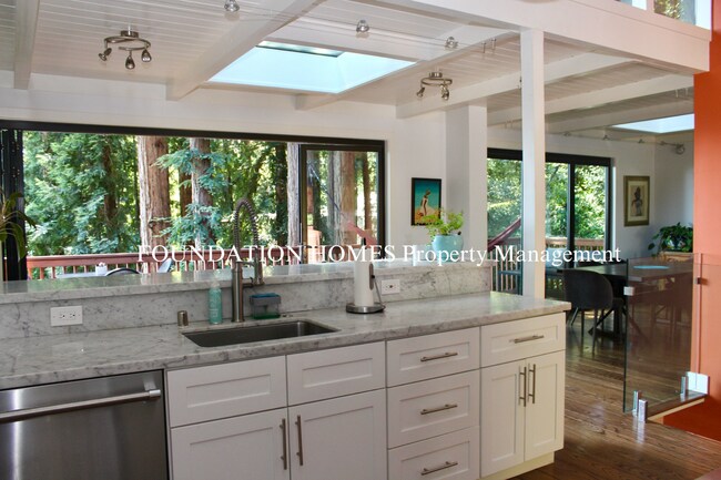 Foto del edificio - Modern & Updated 4bd/3.5ba Christmas Tree ...