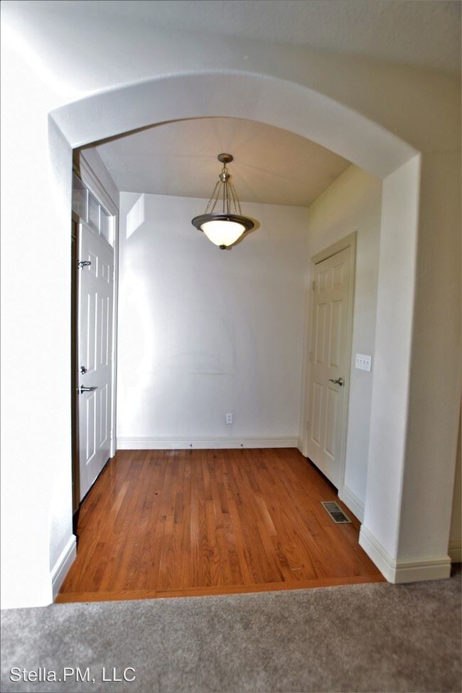 Building Photo - 1008 S Gate Cir