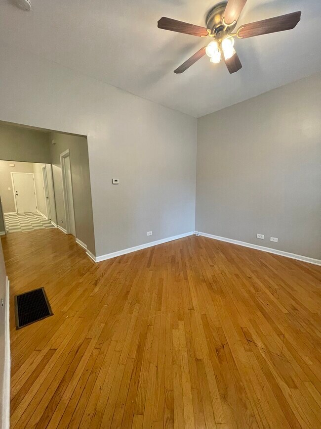 Foto del edificio - 2424 W Cortland St