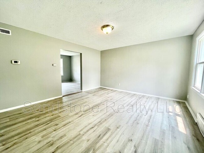 Building Photo - 846-852 S Central Dr