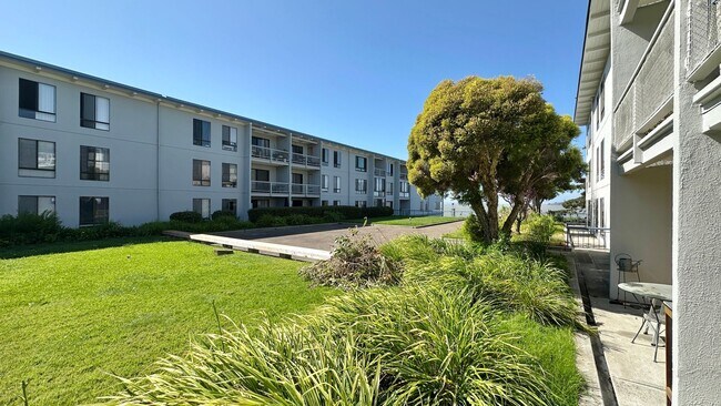 Foto del edificio - Walk to the Water from your Patio in this ...