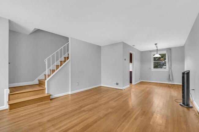 Building Photo - Charming townhome in the heart of Rosemont