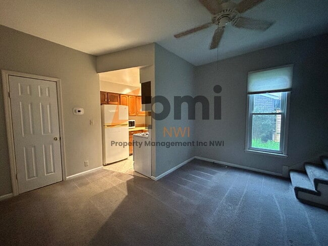 Building Photo - 703 Elm St
